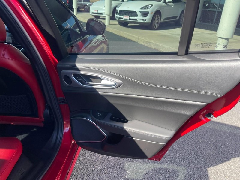 Alfa Romeo Giulia Vehicle Full-screen Gallery Image 12