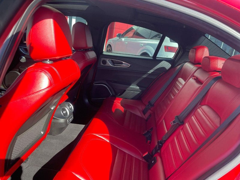 Alfa Romeo Giulia Vehicle Full-screen Gallery Image 14