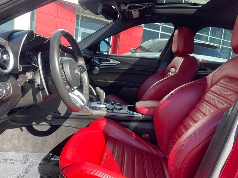 Alfa Romeo Giulia Vehicle Full-screen Gallery Image 15