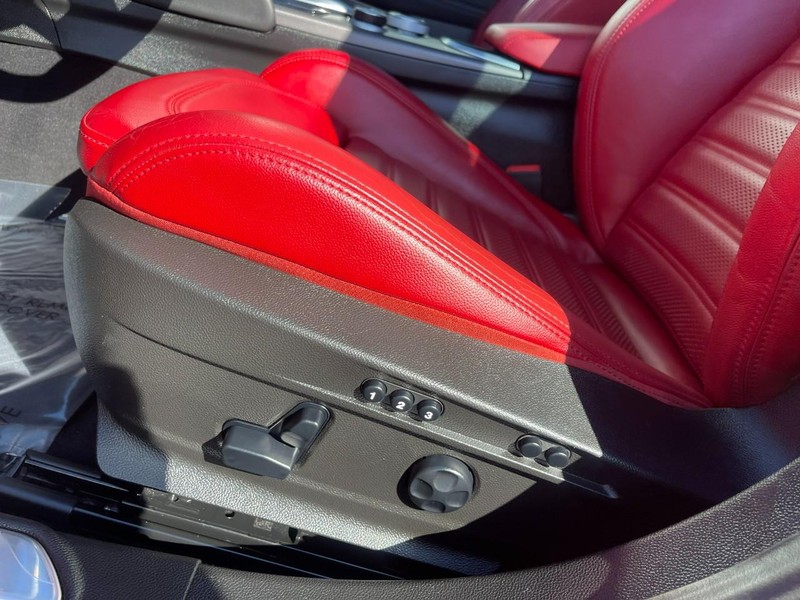 Alfa Romeo Giulia Vehicle Full-screen Gallery Image 16