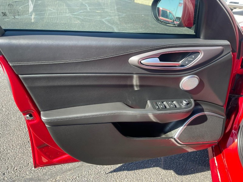 Alfa Romeo Giulia Vehicle Full-screen Gallery Image 17