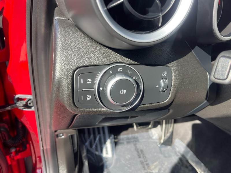 Alfa Romeo Giulia Vehicle Full-screen Gallery Image 18