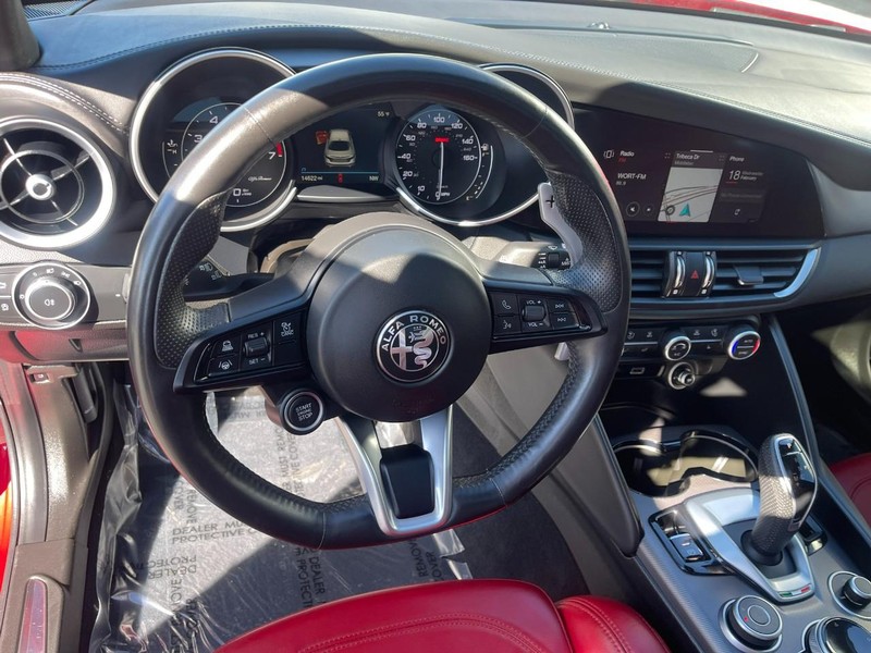 Alfa Romeo Giulia Vehicle Full-screen Gallery Image 19