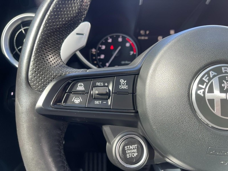 Alfa Romeo Giulia Vehicle Full-screen Gallery Image 20