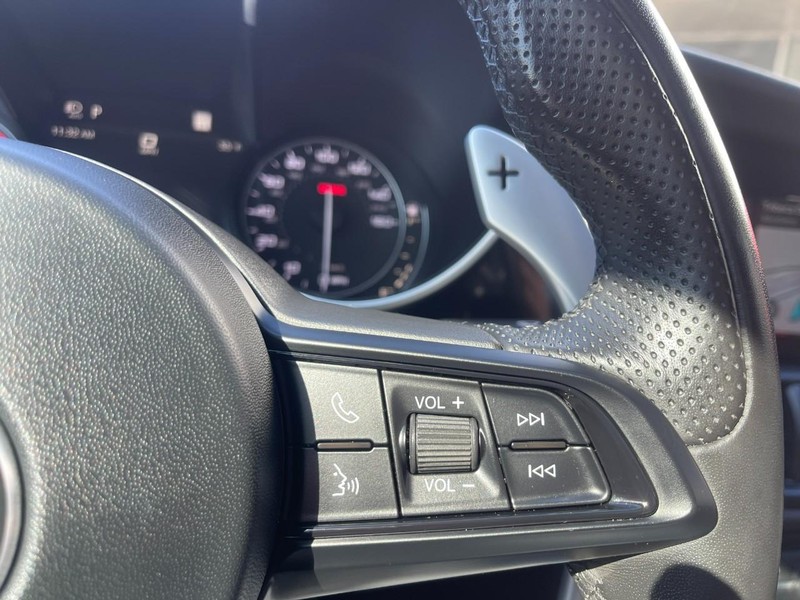 Alfa Romeo Giulia Vehicle Full-screen Gallery Image 21