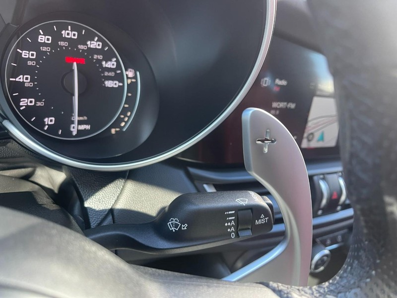 Alfa Romeo Giulia Vehicle Full-screen Gallery Image 23