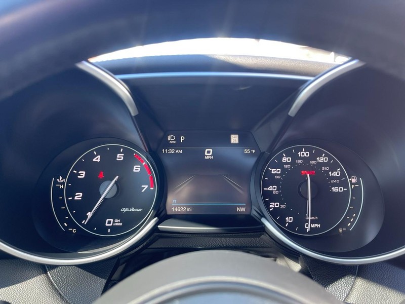 Alfa Romeo Giulia Vehicle Full-screen Gallery Image 24