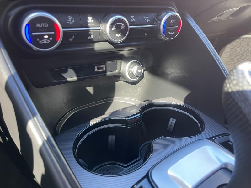 Alfa Romeo Giulia Vehicle Full-screen Gallery Image 26