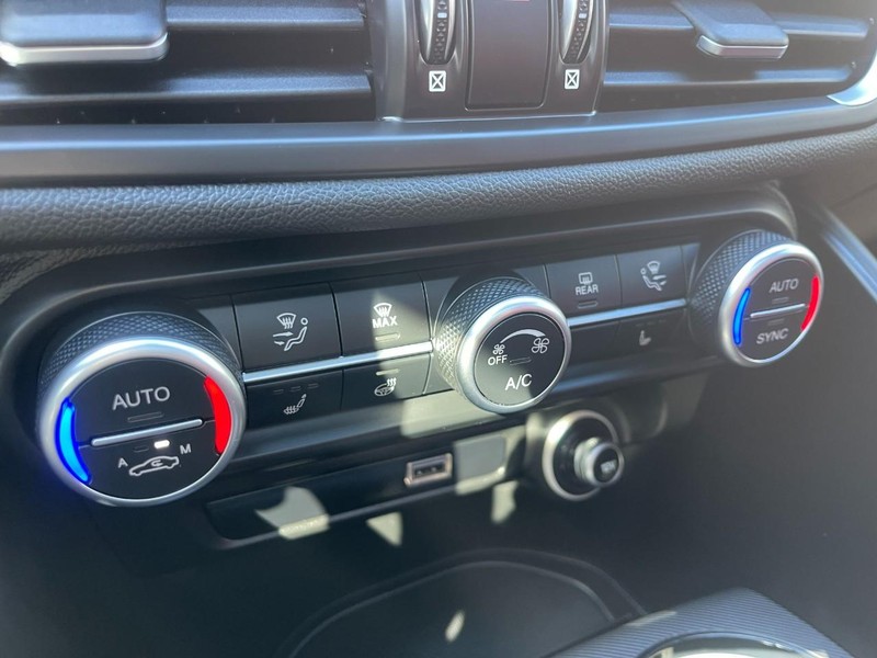 Alfa Romeo Giulia Vehicle Full-screen Gallery Image 27