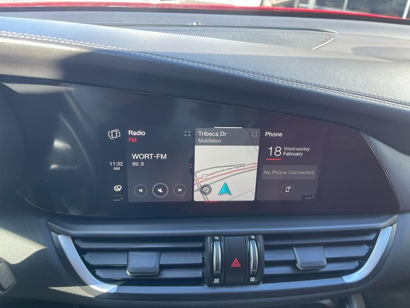 Alfa Romeo Giulia Vehicle Full-screen Gallery Image 28