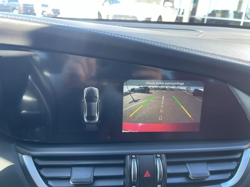 Alfa Romeo Giulia Vehicle Full-screen Gallery Image 29