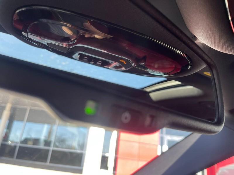 Alfa Romeo Giulia Vehicle Full-screen Gallery Image 30