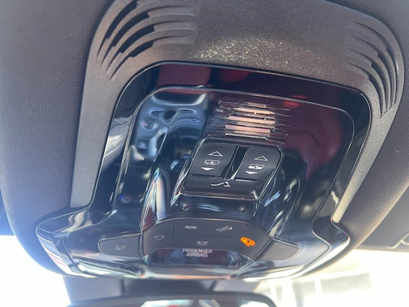 Alfa Romeo Giulia Vehicle Full-screen Gallery Image 31