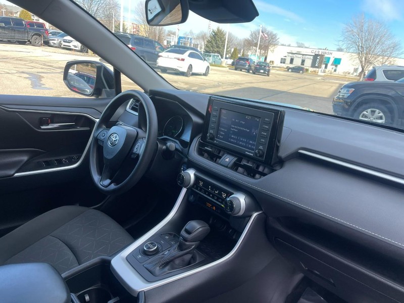 Toyota RAV4 Vehicle Image 09