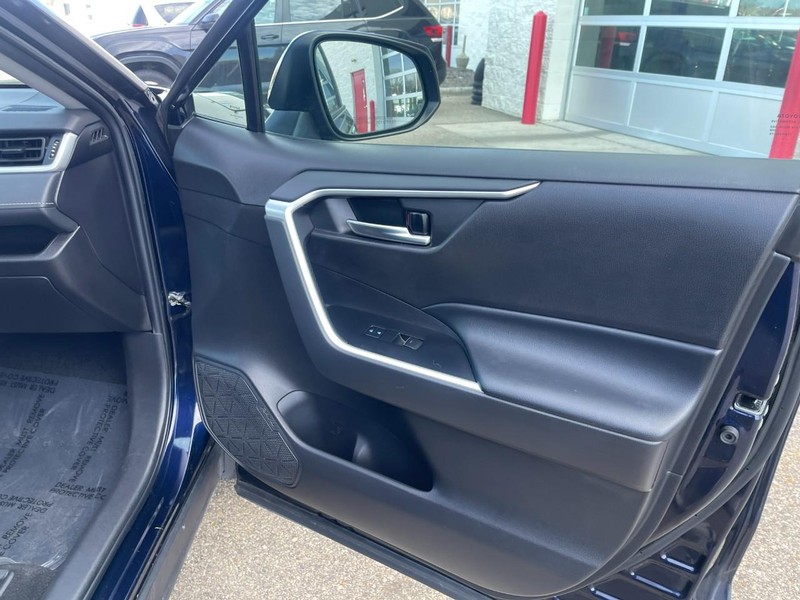 Toyota RAV4 Vehicle Image 11