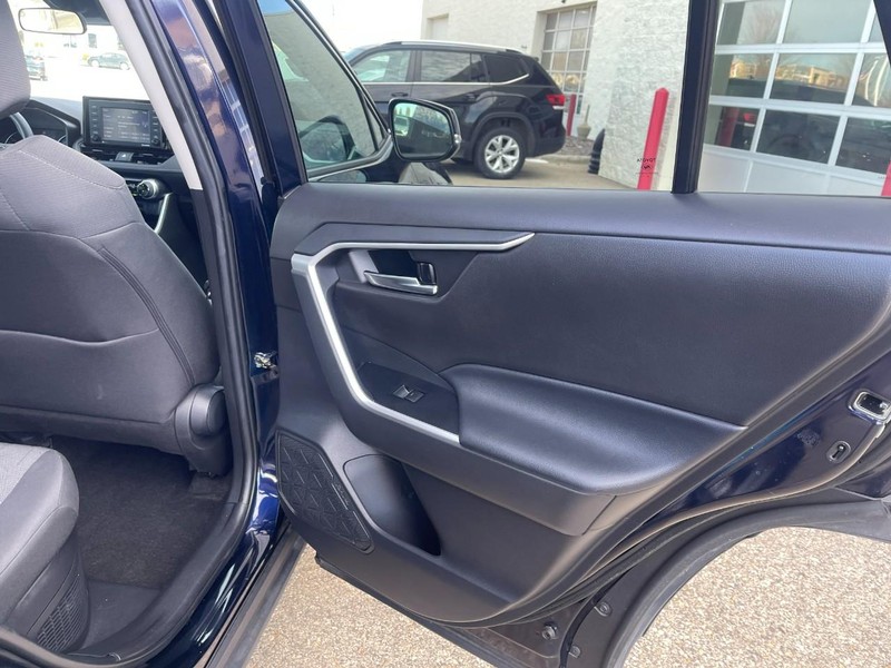 Toyota RAV4 Vehicle Image 14