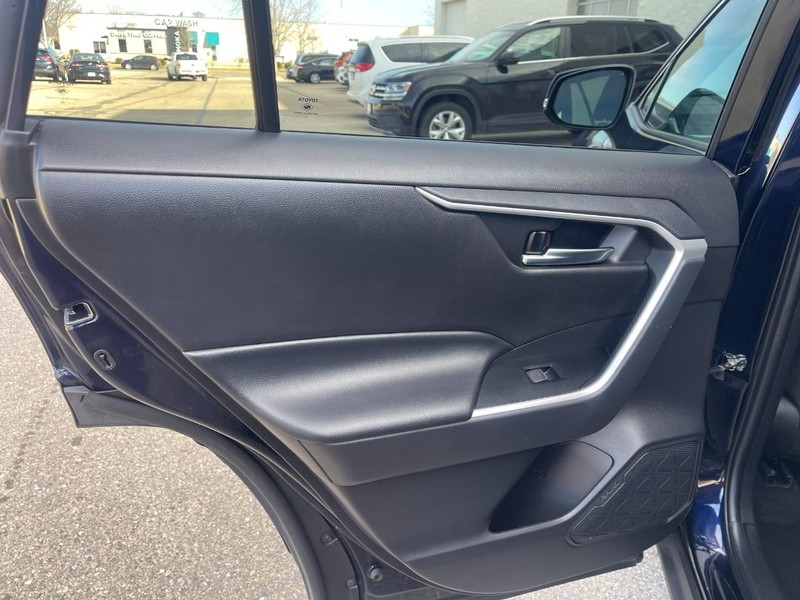 Toyota RAV4 Vehicle Image 17