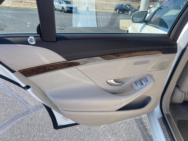 Mercedes-Benz S-Class Vehicle Image 16