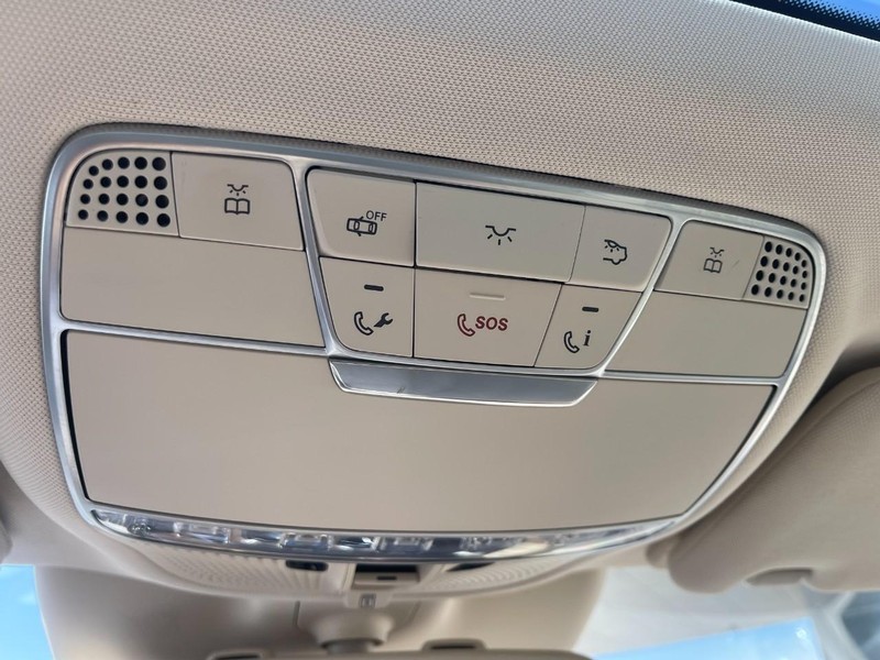 Mercedes-Benz S-Class Vehicle Image 32