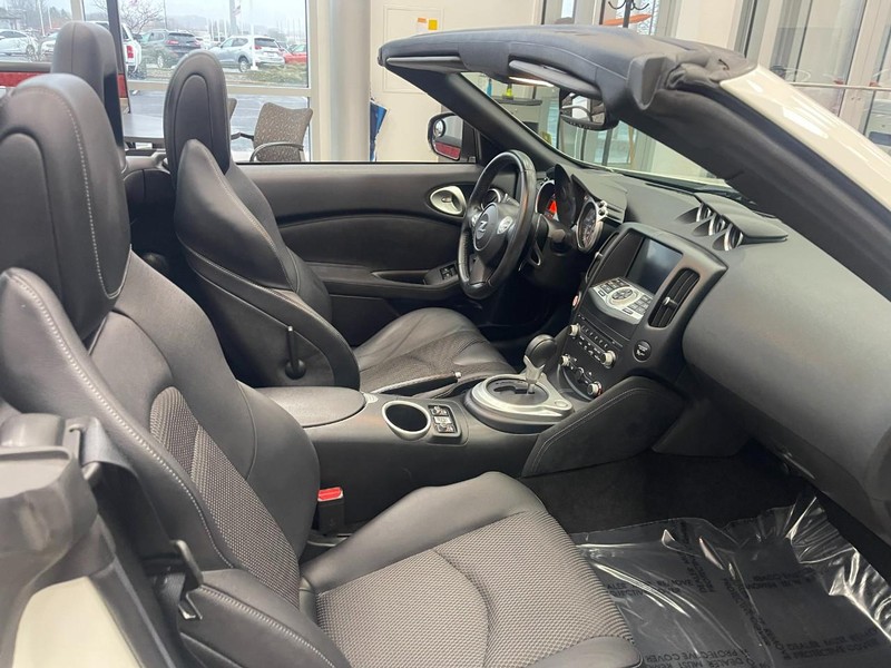 Nissan 370Z Vehicle Image 10