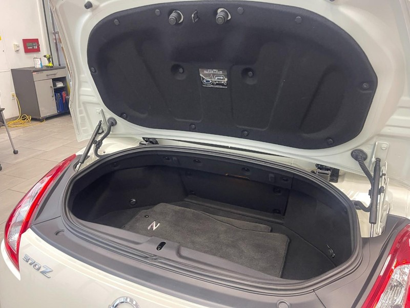 Nissan 370Z Vehicle Image 12