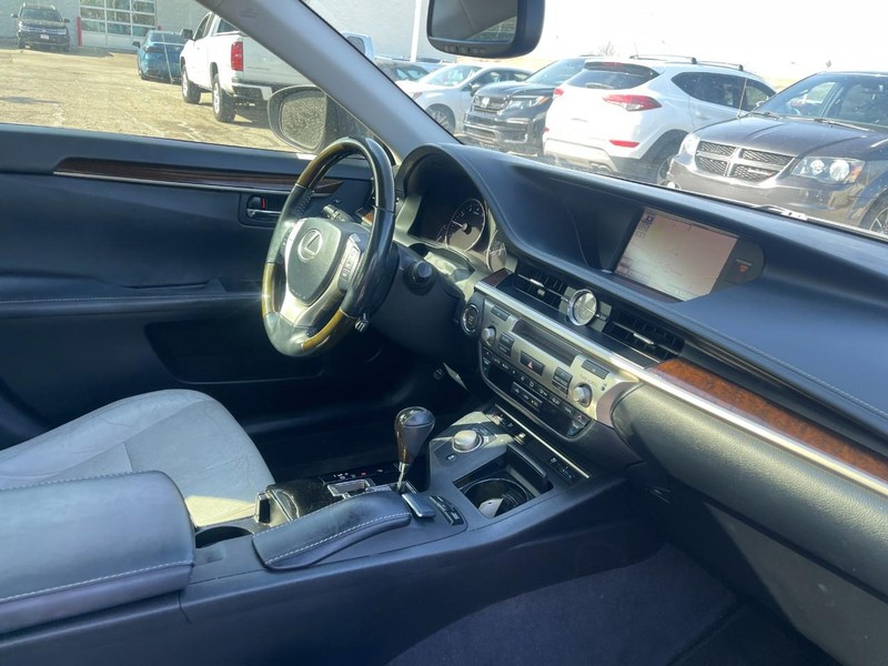 Lexus ES 350 Vehicle Image 02