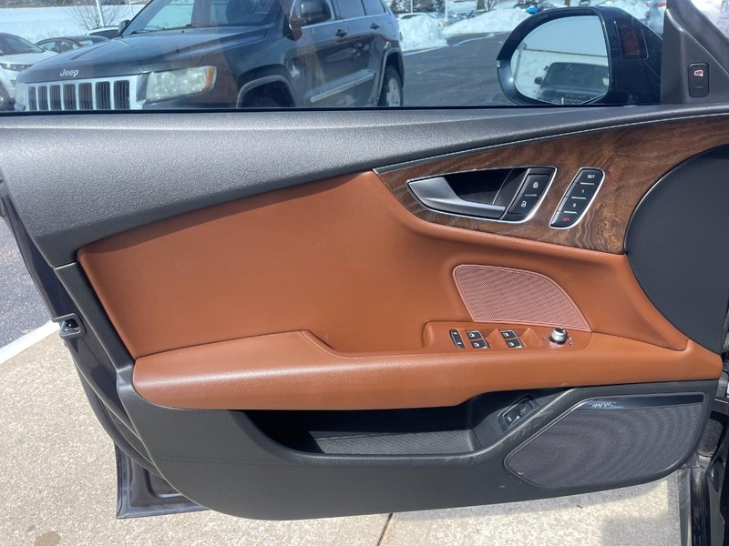 Audi A7 Vehicle Full-screen Gallery Image 17