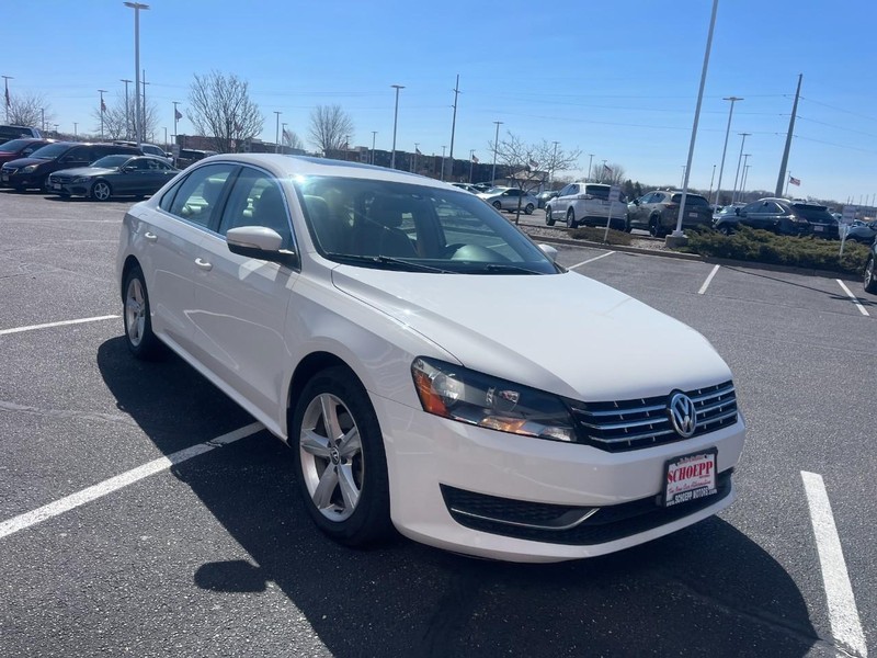 Volkswagen Passat Vehicle Image 02