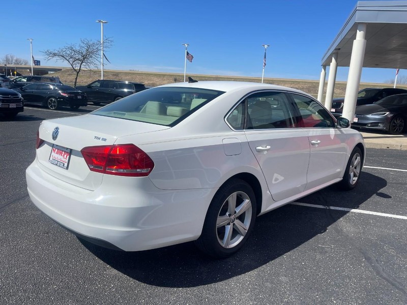 Volkswagen Passat Vehicle Image 03