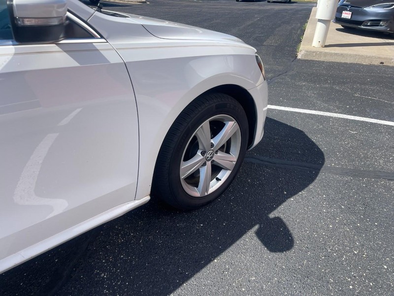Volkswagen Passat Vehicle Image 05