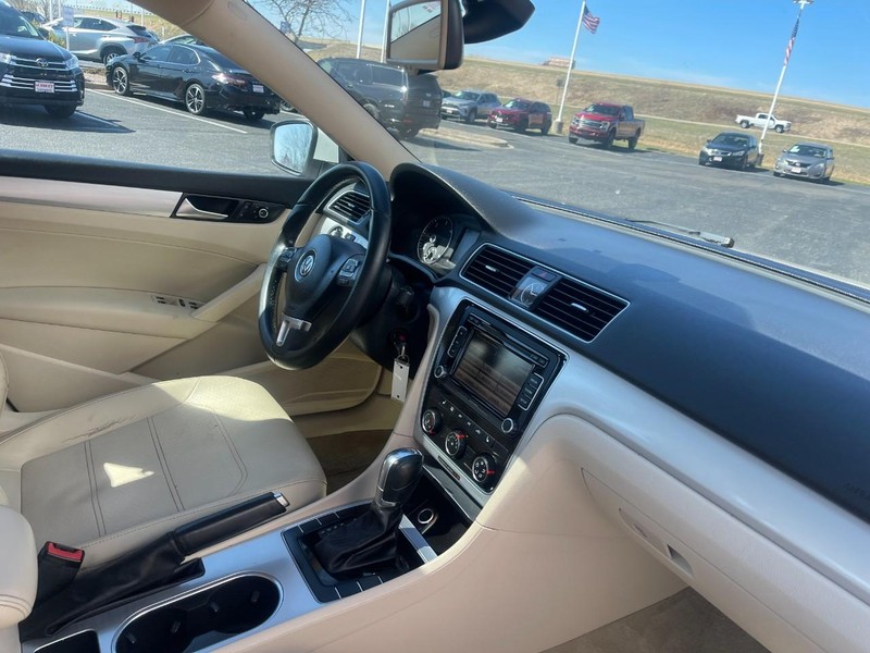 Volkswagen Passat Vehicle Image 06