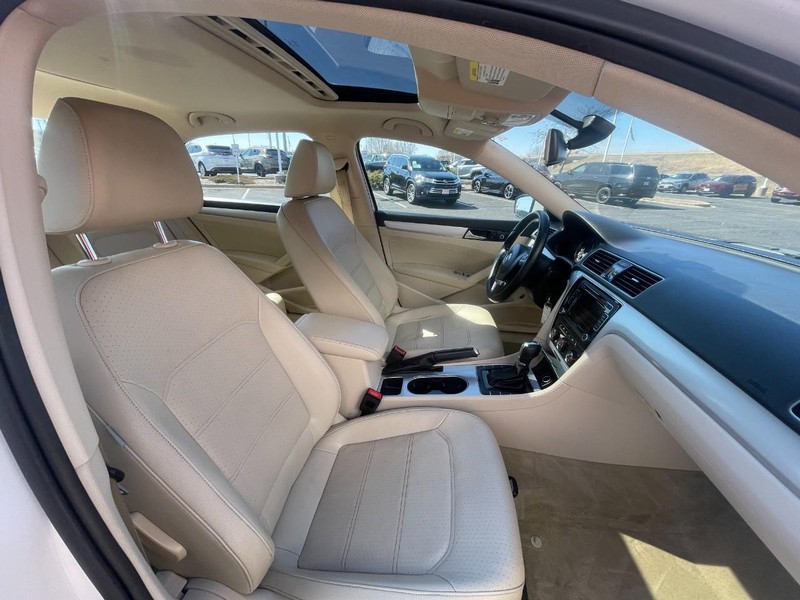 Volkswagen Passat Vehicle Image 08