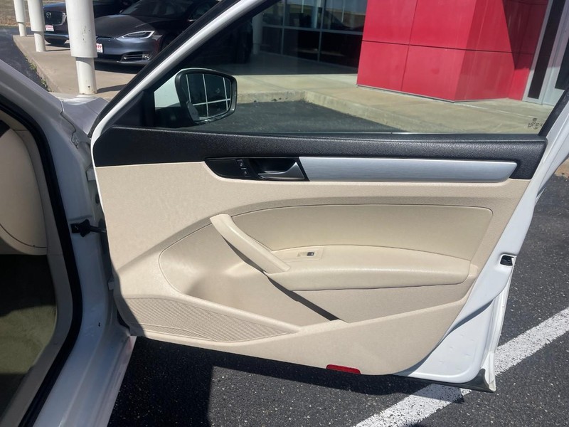 Volkswagen Passat Vehicle Image 09