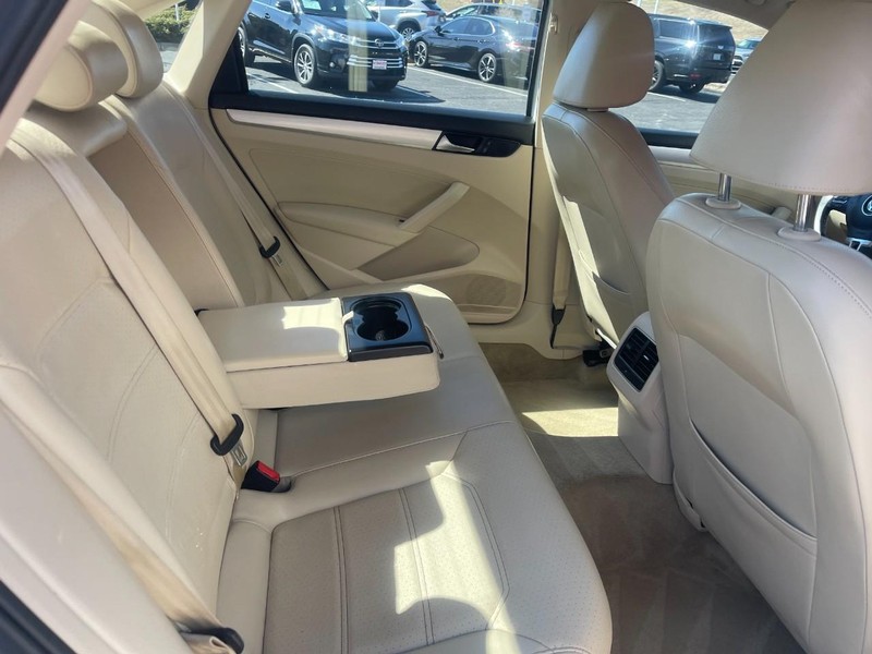 Volkswagen Passat Vehicle Image 10