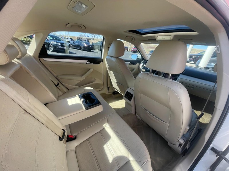 Volkswagen Passat Vehicle Image 11