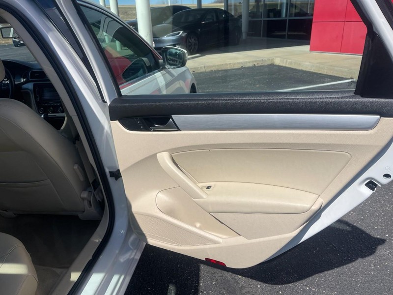 Volkswagen Passat Vehicle Image 12
