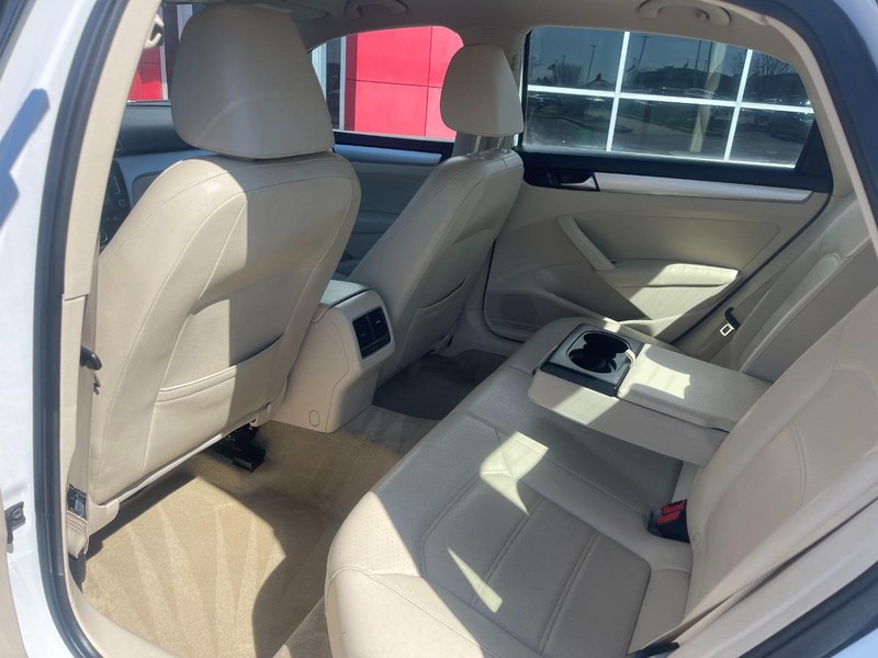 Volkswagen Passat Vehicle Image 13