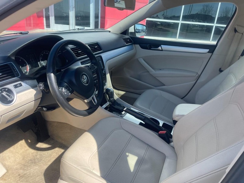Volkswagen Passat Vehicle Image 14