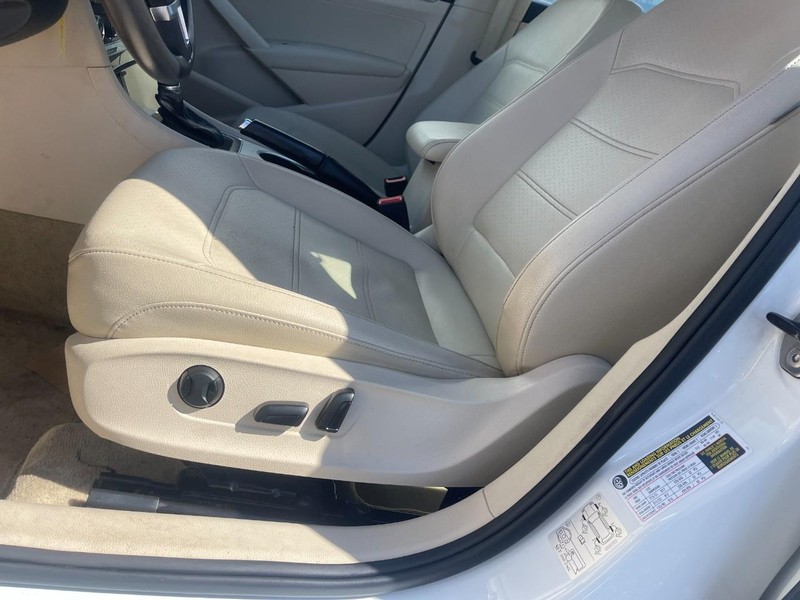 Volkswagen Passat Vehicle Image 15