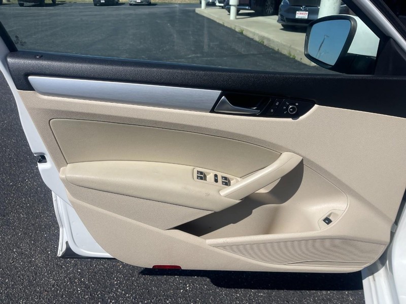 Volkswagen Passat Vehicle Image 16