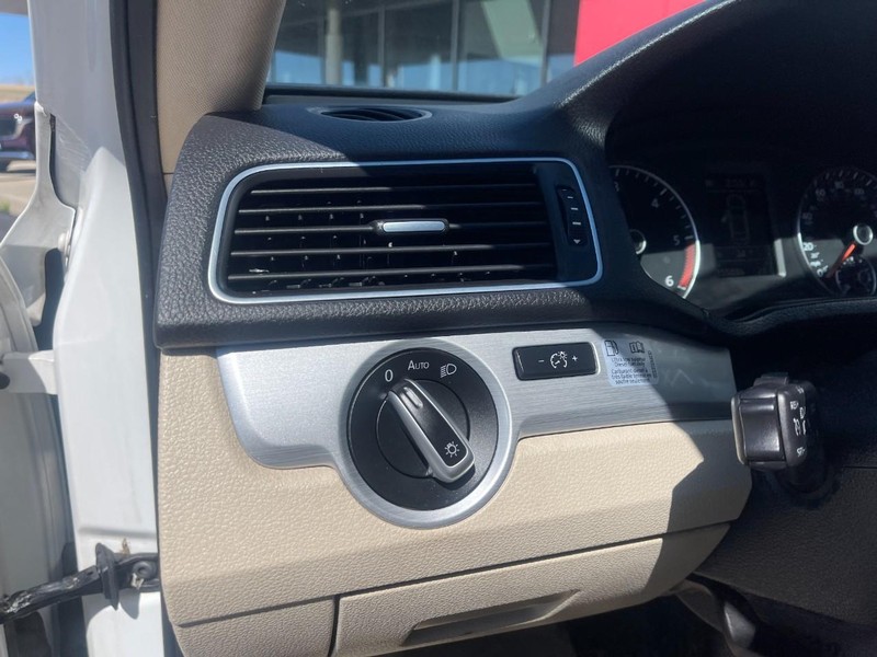 Volkswagen Passat Vehicle Image 17