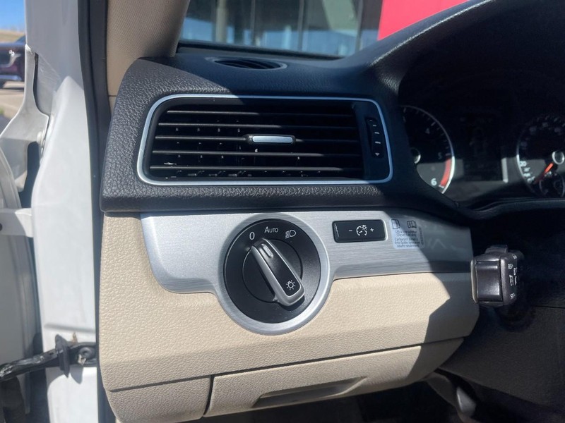 Volkswagen Passat Vehicle Image 18