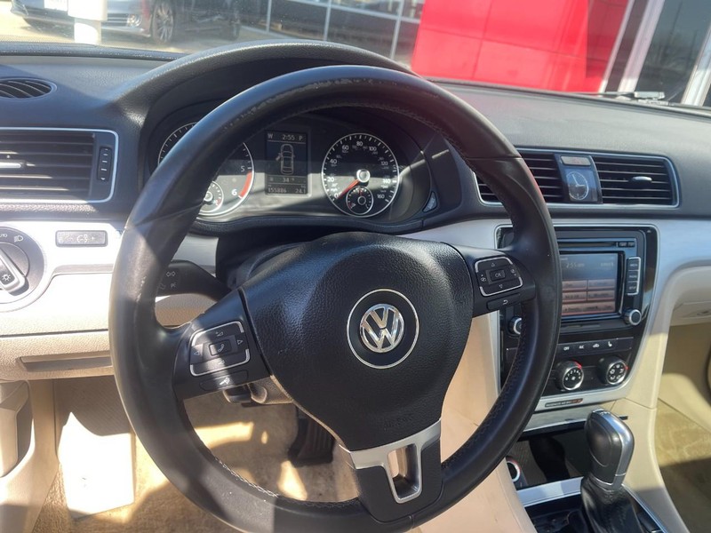 Volkswagen Passat Vehicle Image 19