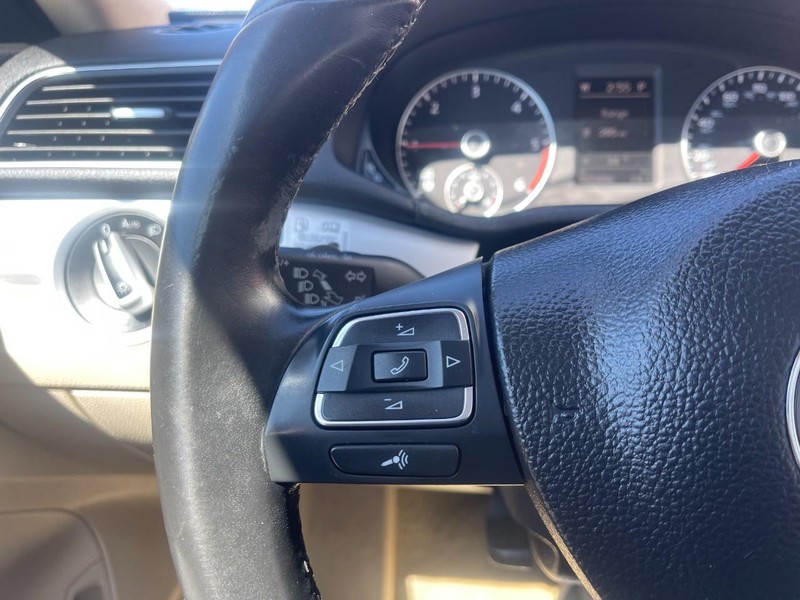 Volkswagen Passat Vehicle Image 20