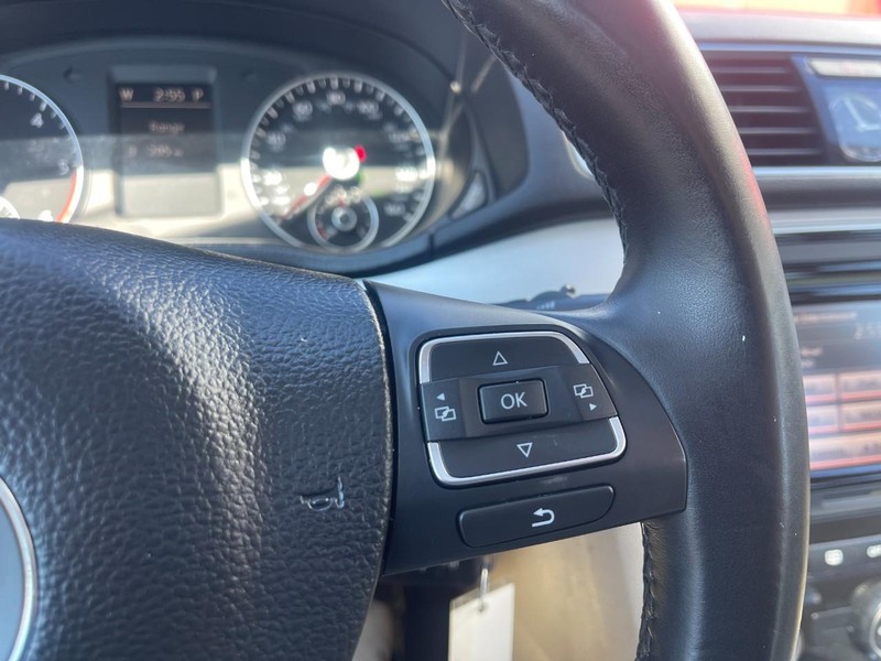 Volkswagen Passat Vehicle Image 21