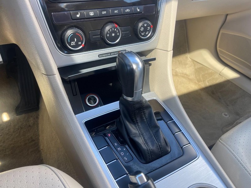 Volkswagen Passat Vehicle Image 23