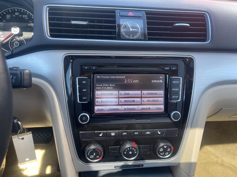 Volkswagen Passat Vehicle Image 24