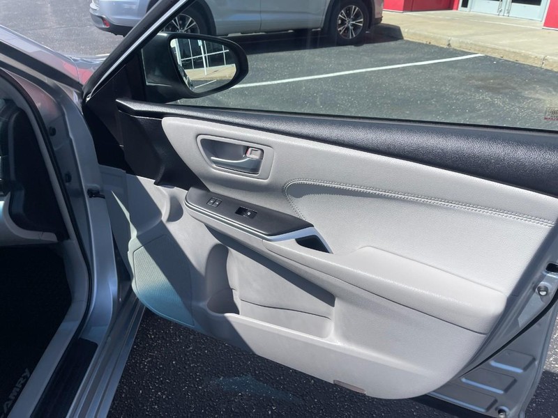 Toyota Camry Vehicle Image 12