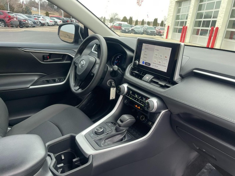 Toyota RAV4 Vehicle Image 09