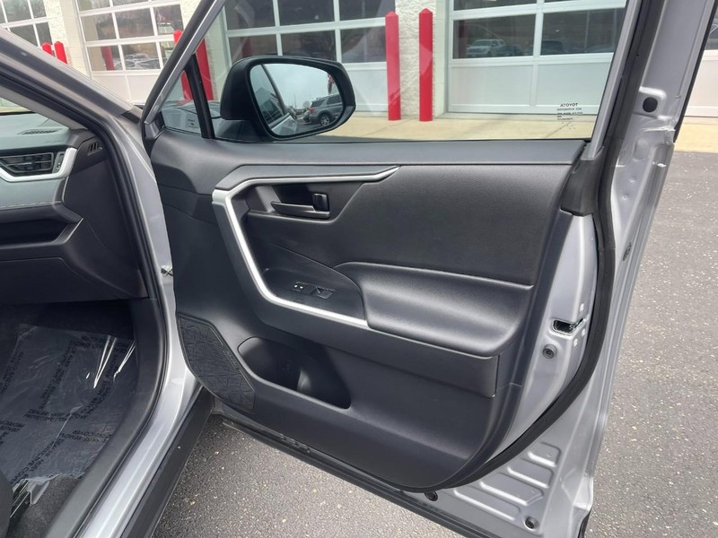 Toyota RAV4 Vehicle Image 11